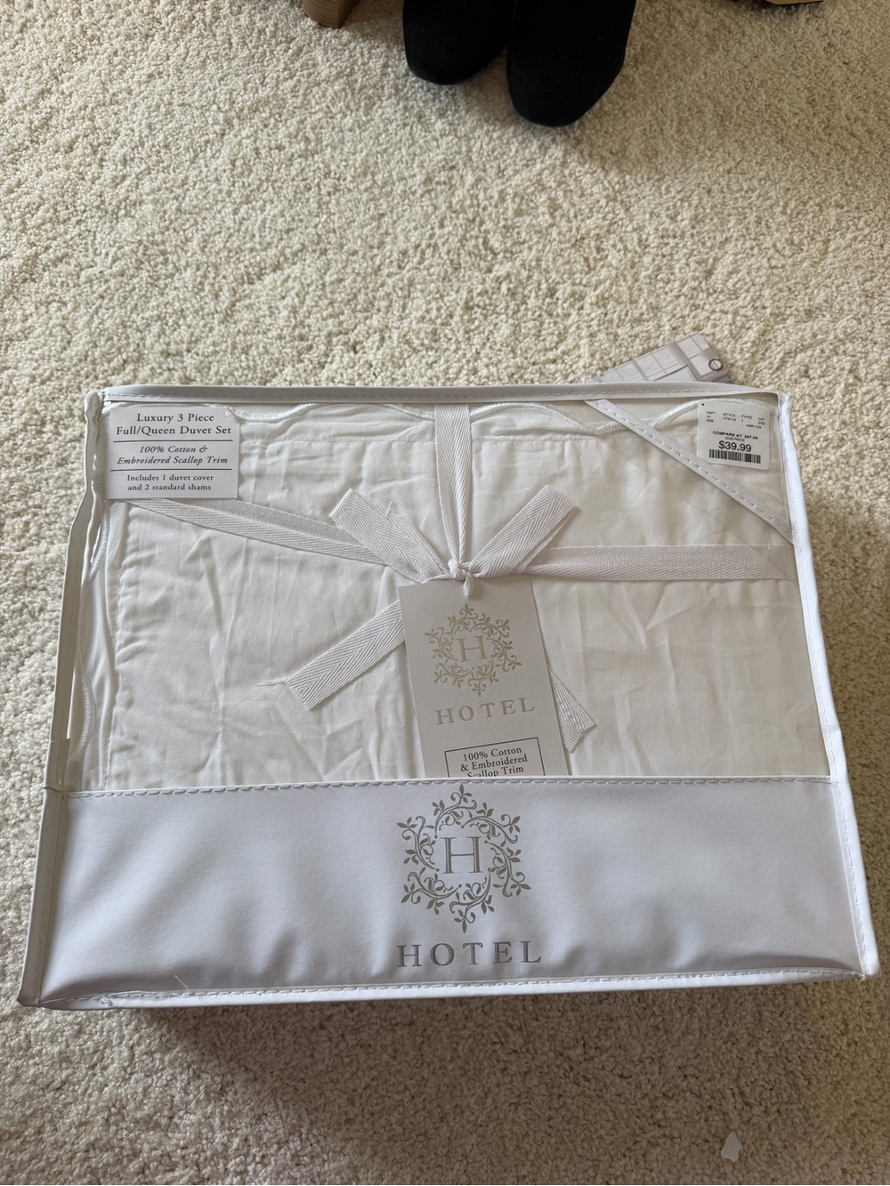 3-Piece Luxury Duvet Cover Set in White - Picture 4 of 4